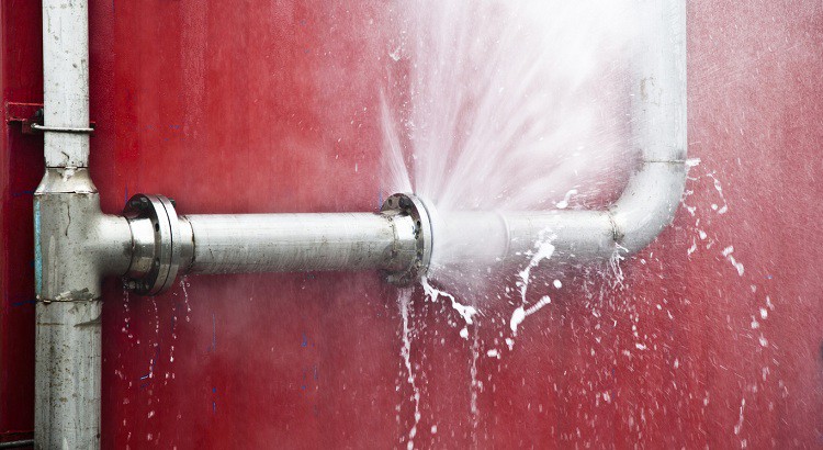 Comment colmater une fuite d’eau sous pression ?